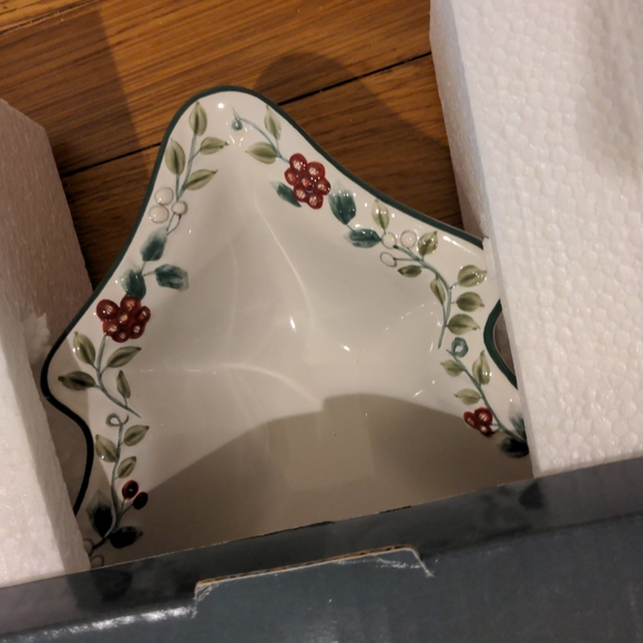 Holiday Tree Shaped Serve Bowl - Brand New & Boxed! - Picture 3 of 4